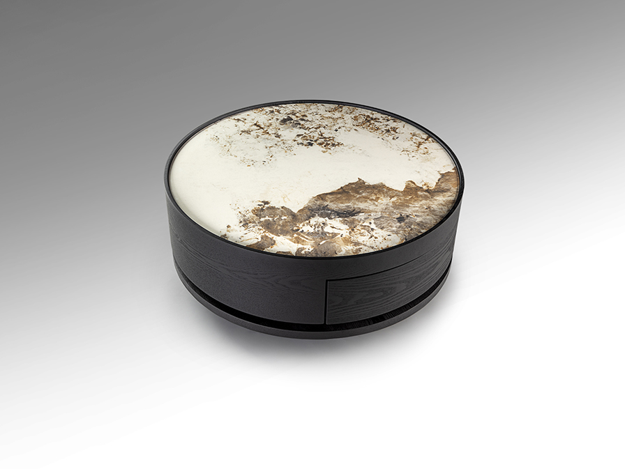 Mesa de centro giratoria IZA negra con tapa porcelánica efecto mármol.